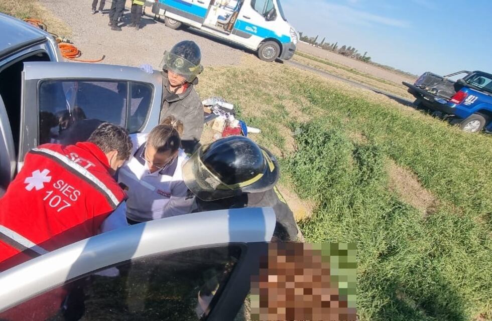 Bomberos Zapadores rescataron a una mujer atrapada en un auto