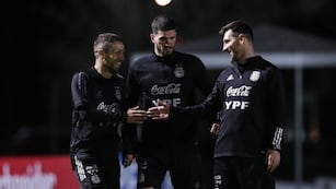 Messi, "Papu" Gómez y De Paul en la práctica de la selección argentina. (Twitter @Argentina).