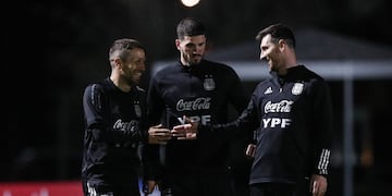 Messi, "Papu" Gómez y De Paul en la práctica de la selección argentina. (Twitter @Argentina).
