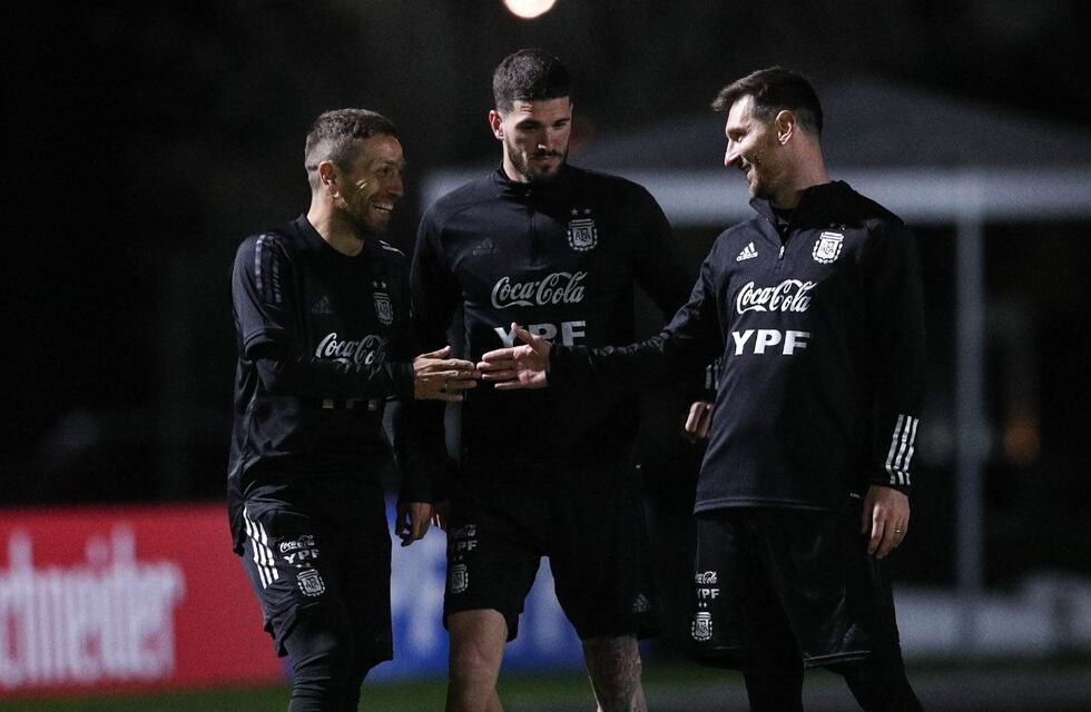 Quién reemplazó al “Papu” Gómez: el día que Lionel Messi recreó una foto de 2021 y despertó la polémica