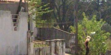 Una foto tomada por vecinos, de la casa en la que vivía la mujer, a la que se observa saliendo del hogar. Fue pocos días antes del femicidio. (Gentileza vecinos)