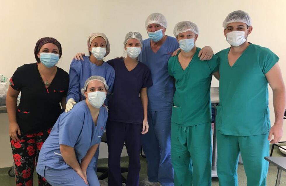 Adolescente apuñalada en robo volvió a mover su mano gracias a compleja cirugía