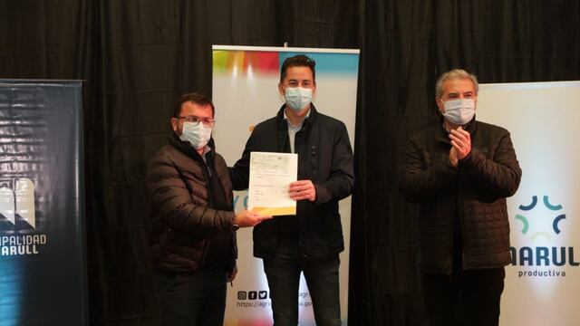 El vicegobernador entrega al intendente de Marull, Juan Gabriel Faletto un aporte por 2 millones de pesos, pertenecientes a un fondo para desarrollar obras y servicios; además de otro por 50 mil pesos para el Bochas Club Colonial Marull. Por su parte, el ministro Busso destinó la suma de 875 mil pesos para el vivero municipal.