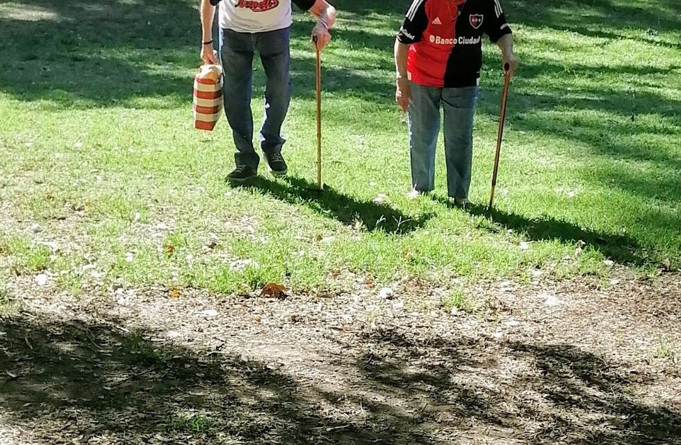 Una pareja de adultos mayores hinchas de Newell’s conmovió a redes leprosas