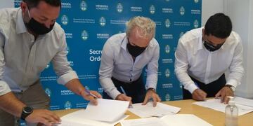 Ambiente entregó en comodato 212 hectáreas de cortina forestal al municipio de Malargüe.