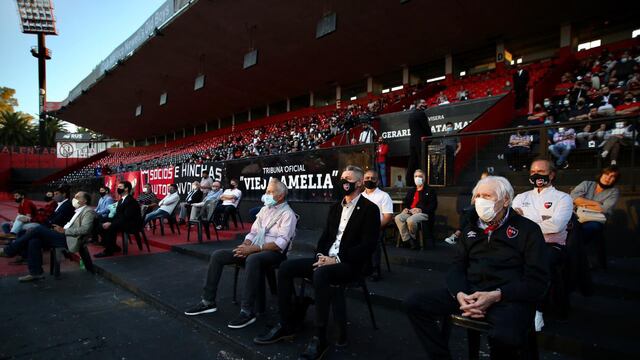 El vicepresidente Cristian D'Amico encabezó compartió la ceremonia con Guillermo Lorente y Jorge Bernardo Griffa. (@newells)