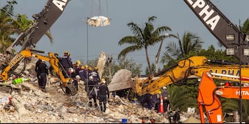 Rescatistas encontraron tres cuerpos más y ya son 27 los muertos confirmados por el derrumbe en Surfside, Miami.