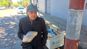 Ernesto vende pan en una esquina de Córdoba para sobrevivir.