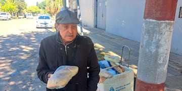 Ernesto vende pan en una esquina de Córdoba para sobrevivir.