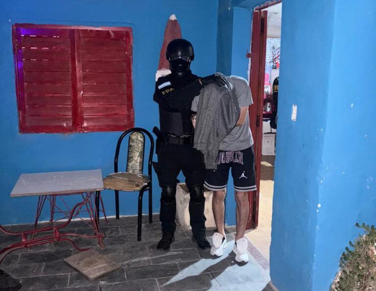 Uno de los tres detenidos en barrio IPV Ángel Ferreyra.