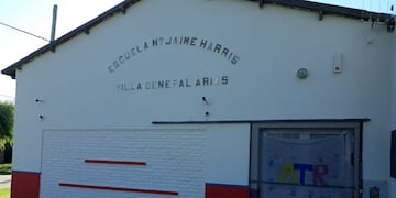 Juntaron dinero propio y pintaron su escuela