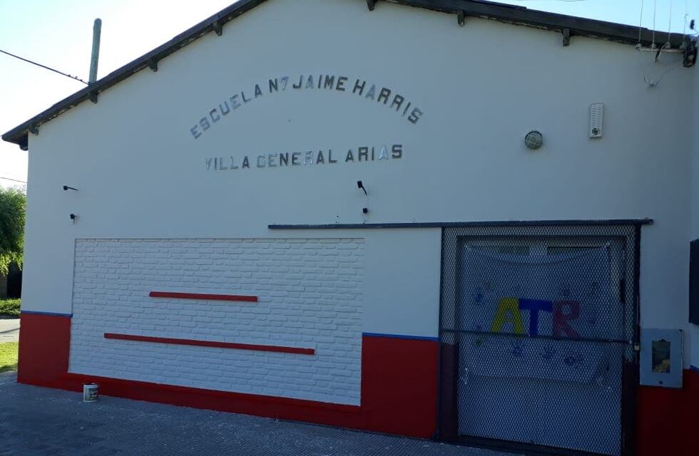 Ejemplo: exalumnos compraron material y pintaron la escuela de Villa Arias