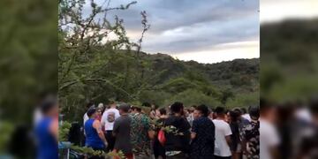 Fiesta clandestina en Playa de los Hippies, Cuesta Blanca.