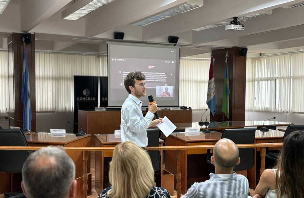 Interesante disertación en el Concejo Municipal sobre inteligencia artificial y gestión pública