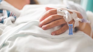 Intentó matar a su esposa con un imán.