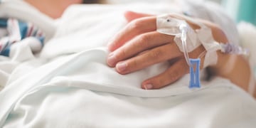 Intentó matar a su esposa con un imán.