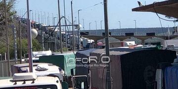 Puente Internacional Gral San Martín con camiones. Foto: InfoRio