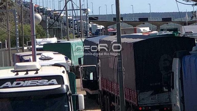 Puente Internacional Gral San Martín con camiones. Foto: InfoRio