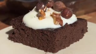 Cuadraditos de manzana y chocolate.