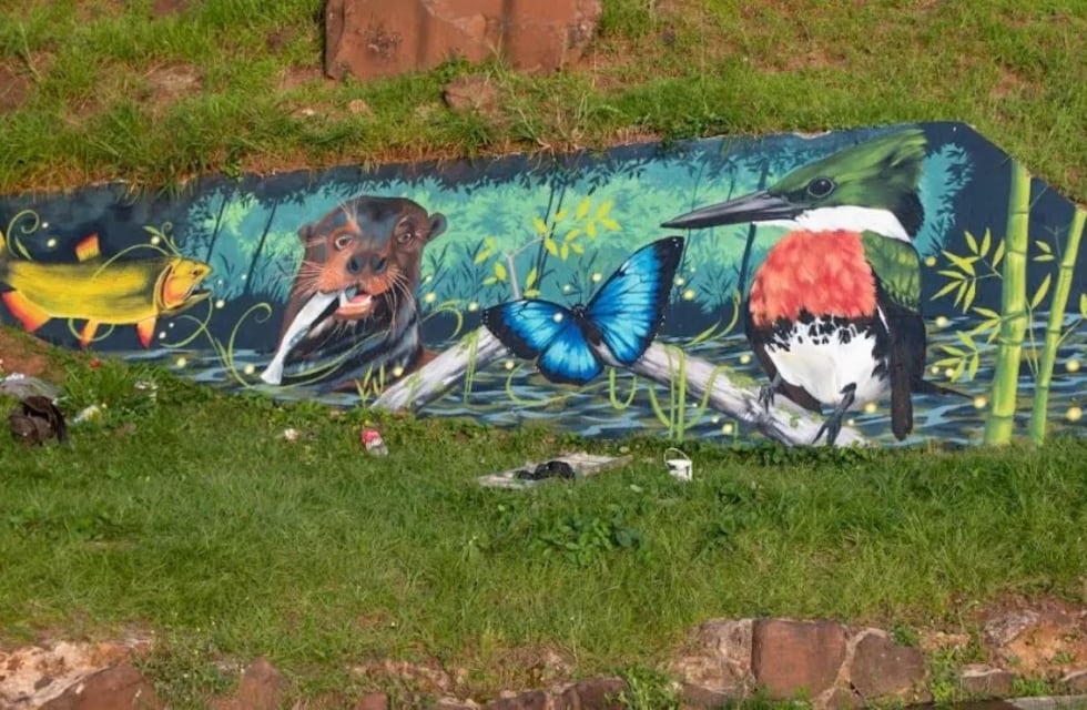 Pintan mural en el puerto de Eldorado para la concientización ambiental