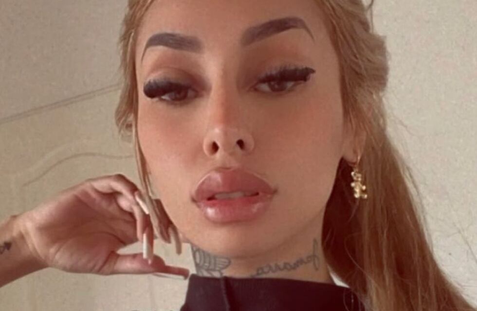Tamara Báez encendió las redes al posar con una microbikini blanca que deja ver sus tatuajes