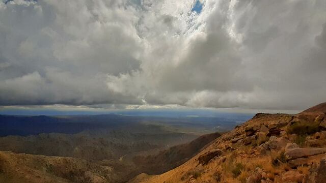 Un hermoso paisaje nos sorprende durante la caminata hacia el Cerro Santo Tomás. El área metropolitana de Mendoza se observa al horizonte. Gentileza