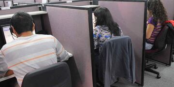 Lo descubrieron autollamándose por teléfono para evitar atender clientes y lo despidieron. Foto: La Voz/Archivo.