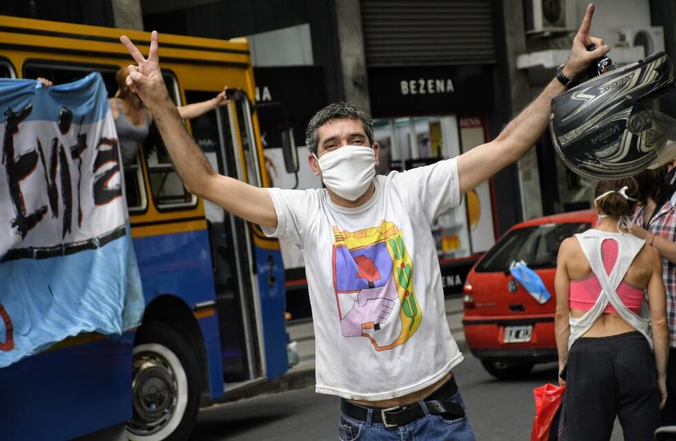 Multitudinaria caravana en Rosario por el Día del Militante