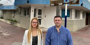 Carla Boidi y Lisandro Mársico, frente al edificio del Centro Territorial de Denuncias, en la esquina de 9 de Julio y Las Heras