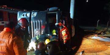 Los bomberos rescataron al chofer de un camión volcado