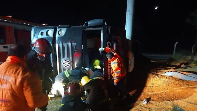 Los bomberos rescataron al chofer de un camión volcado