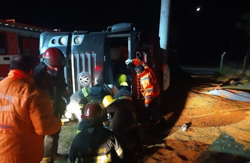 Bahía: volcó un camión y el chofer quedó atrapado en la cabina