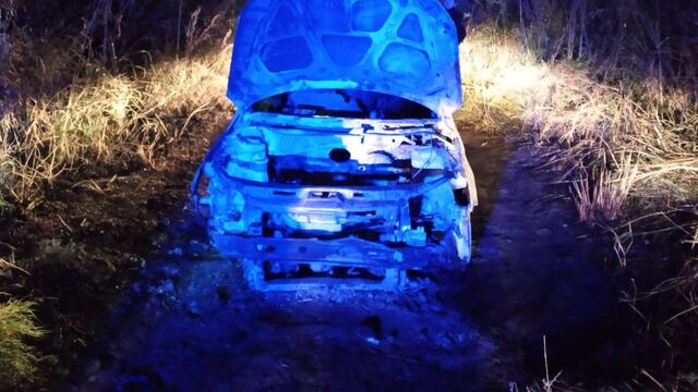 El Volkswagen Fox quedó destrozado por el fuego cerca Provincia de Misiones y Estudiante Aguilar.