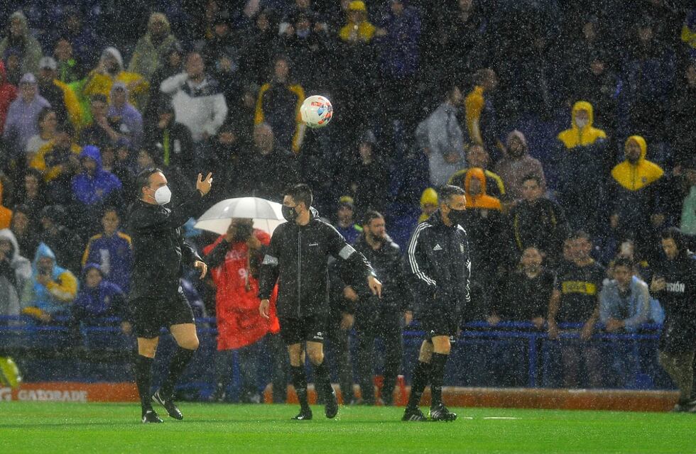 Boca - Newell’s: se suspendió el partido por las fuertes lluvias y se jugará el martes a las 19.15