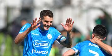 Goleadores por dos. Vegetti marcó el primero, Ruiz Gómez el segundo en el triunfo de Belgrano frente a Nueva Chicago. (Federico López Claro / La Voz)