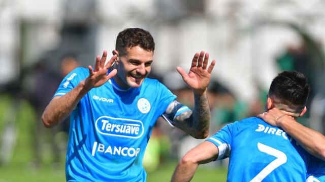 Goleadores por dos. Vegetti marcó el primero, Ruiz Gómez el segundo en el triunfo de Belgrano frente a Nueva Chicago. (Federico López Claro / La Voz)