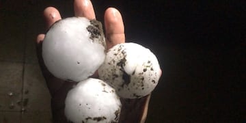 Granizo de gran tamaño en la zona de Bulnes. (Foto: Gentileza)