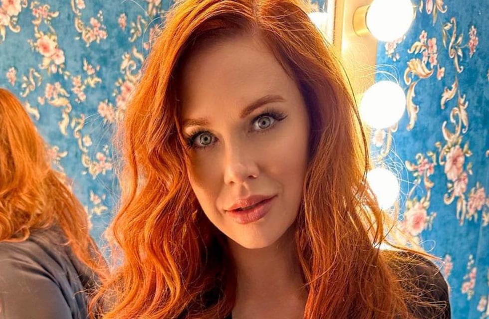 Maitland Ward posó con un escotado vestido amarillo y causó sensación entre sus seguidores
