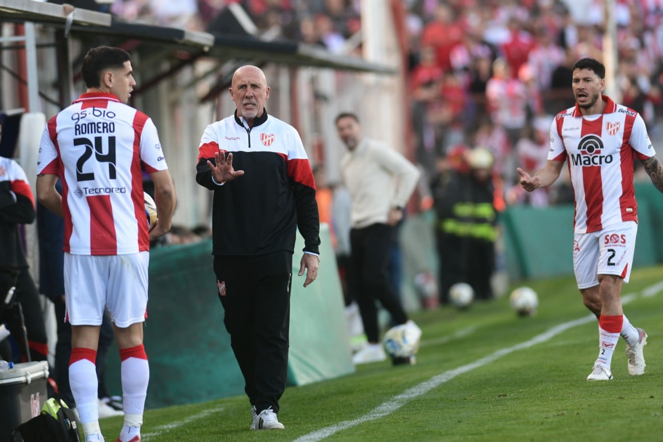 Daniel Oldrá, DT de Instituto, en el partido ante Platense. (Ramiro Pereyra / La Voz)