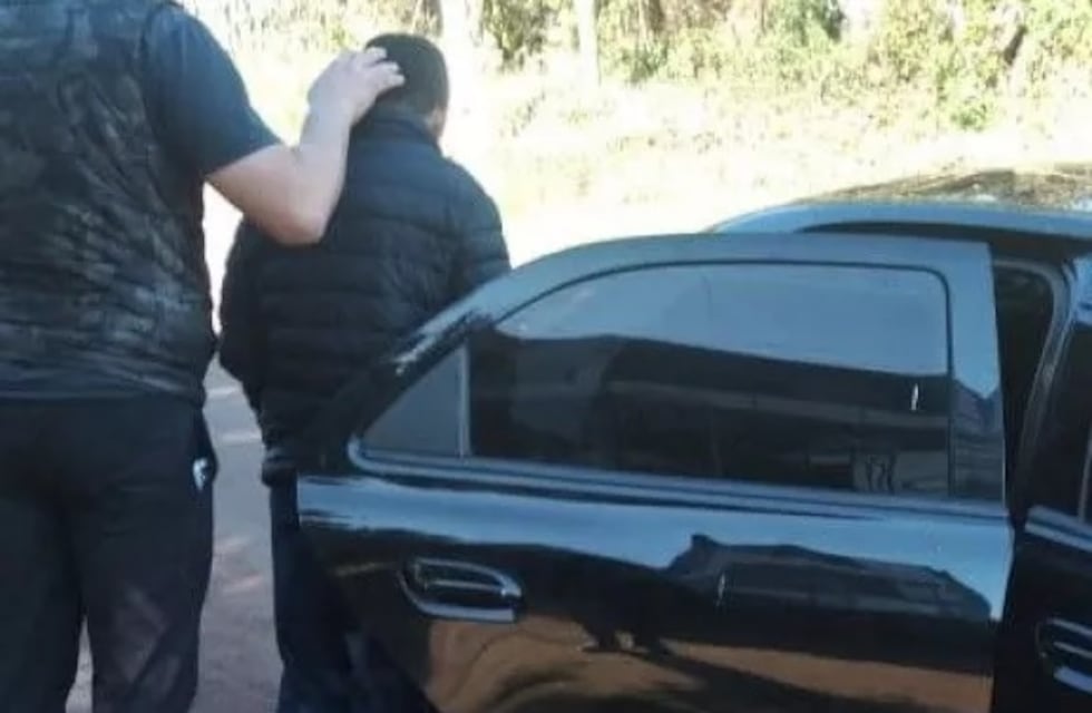 Oberá: portero de una escuela primaria es detenido por engañar y filmar a jóvenes