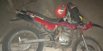 Dos personas lesionadas tras chocar con un montículo de tierra.