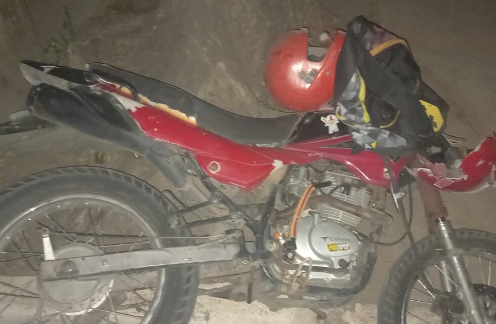 Dos personas lesionadas tras chocar con un montículo de tierra