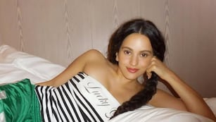 Desde la playa, Rosalía recibió el Año Nuevo en Brasil: el video tomada de la mano con una modelo que dejó a todos en shock