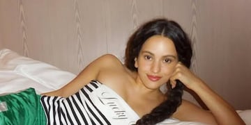 Desde la playa, Rosalía recibió el Año Nuevo en Brasil: el video tomada de la mano con una modelo que dejó a todos en shock