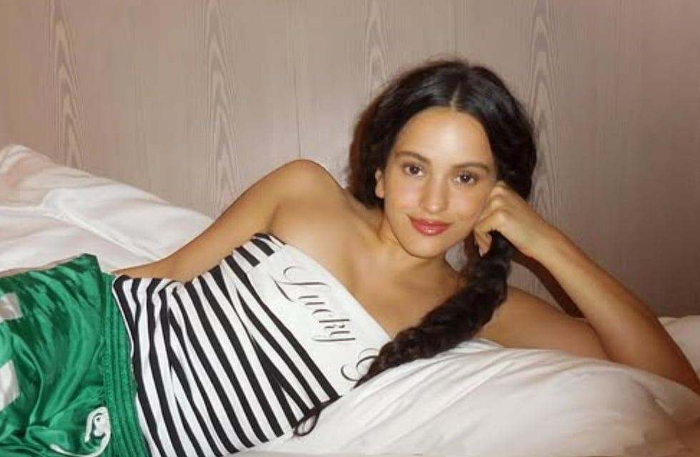 Desde la playa, Rosalía recibió el Año Nuevo en Brasil: el video tomada de la mano con una modelo que dejó a todos en shock