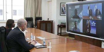 El Ministerio de Transporte de la Nación se reunió con representantes de la Asociación Internacional de Transporte Aéreo (IATA) por las restricciones en los vuelos.