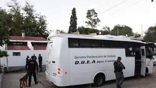 El traslado de los 384 detenidos hacia la cárcel de Bouwer.