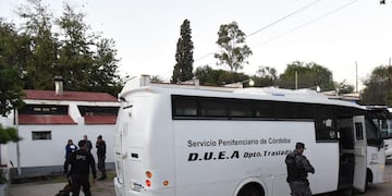El traslado de los 384 detenidos hacia la cárcel de Bouwer.