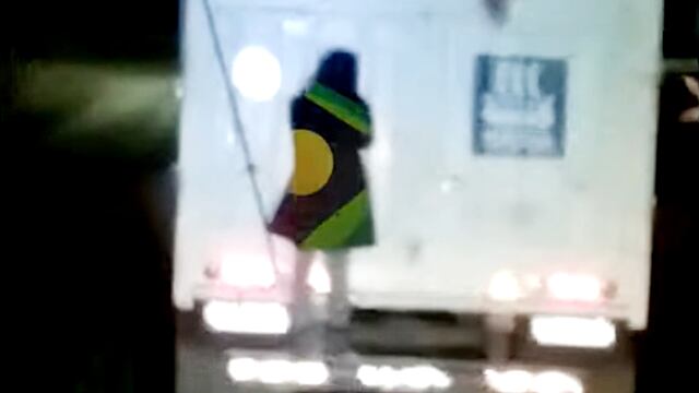 La mujer estaba colgada de la parte de atrás del camión y luego "desapareció", según los camioneros.