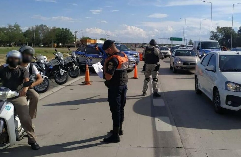 Los detuvieron en la Circunvalación con dosis de marihuana y cocaína